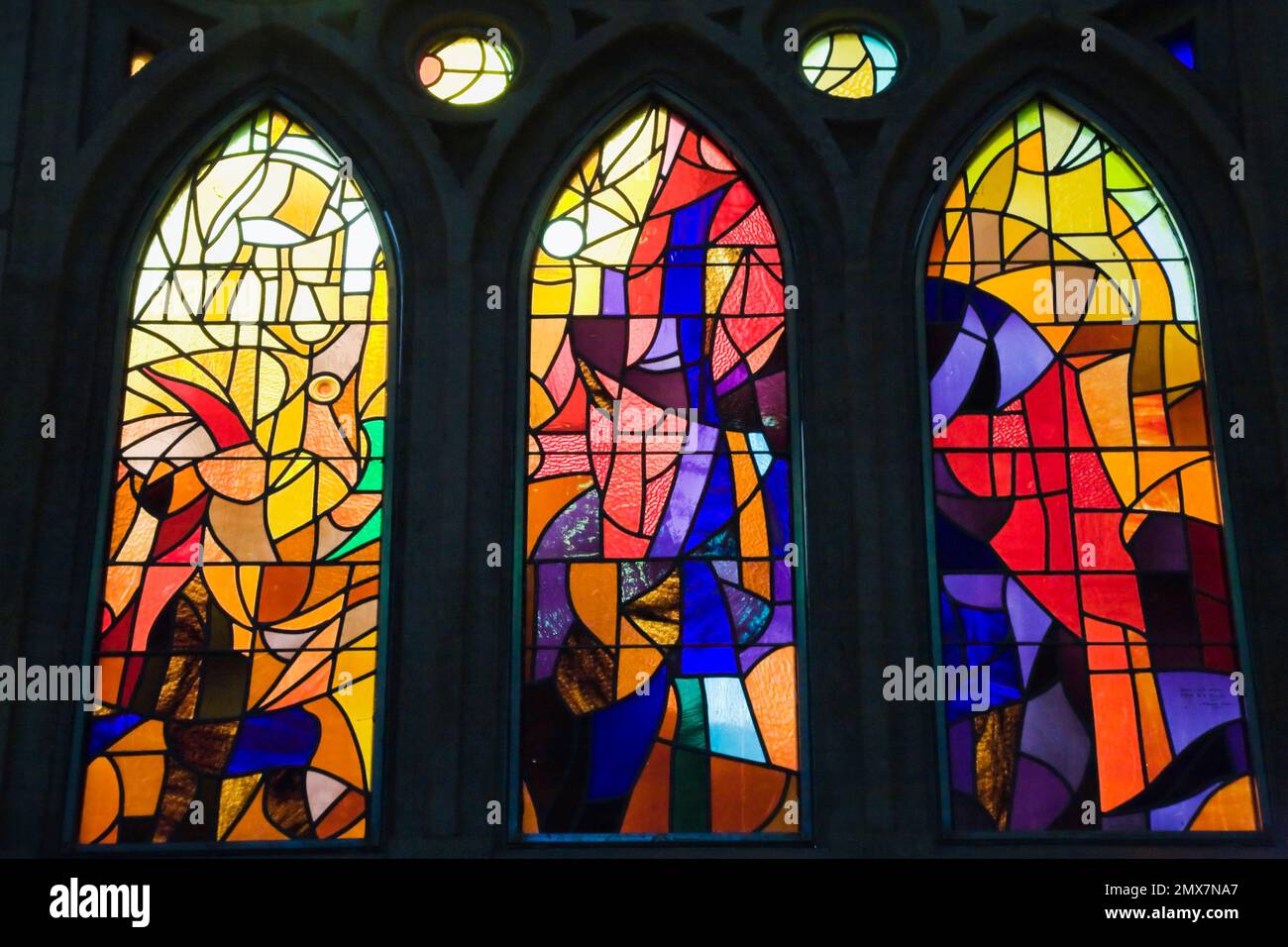 Vitraux à l'intérieur de la basilique de la Sagrada Familia conçus par le célèbre architecte Antoni Gaudi, Barcelone, Espagne. Banque D'Images