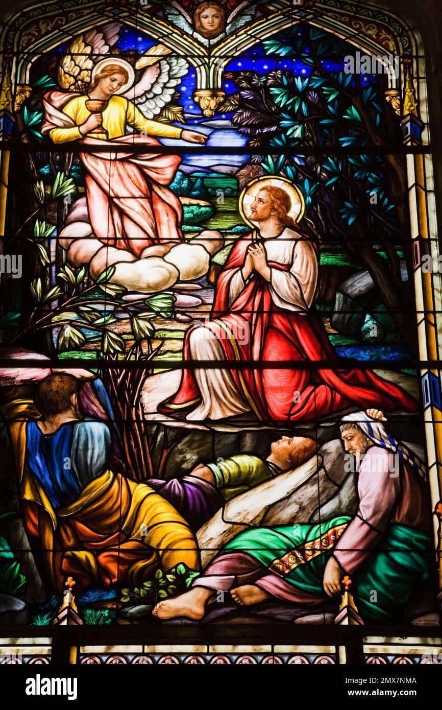 Vitrail avec scène religieuse montrant des figures chrétiennes, Basilique notre-Dame, Ottawa, Ontario, Canada. Banque D'Images
