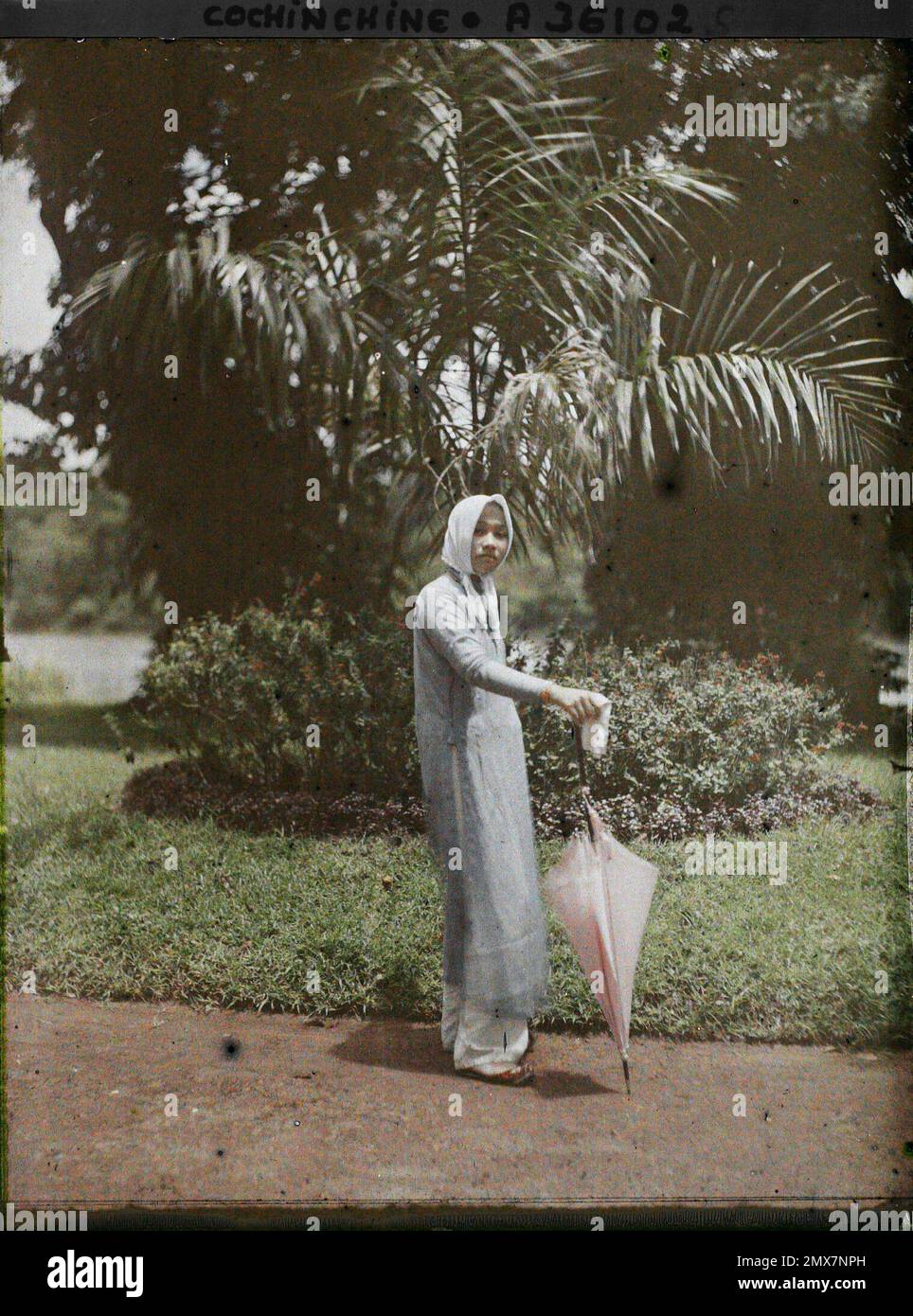Saigon, Cochinchina, Indochina jeune femme dans le jardin botanique, Léon occupé à Indochina Banque D'Images
