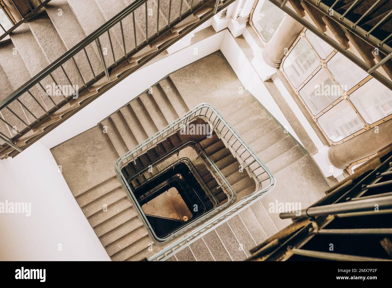 Beaux escaliers en spirale. Vue de dessus. Banque D'Images