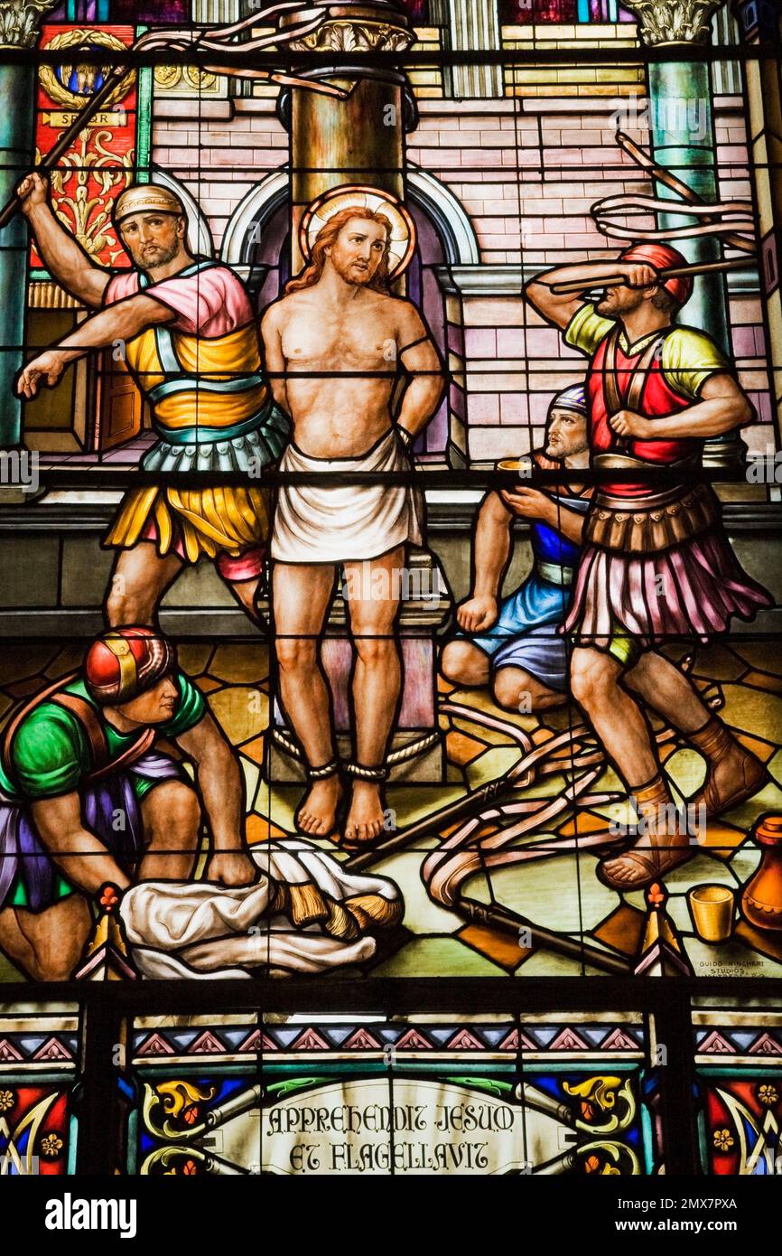 Vitraux avec scène religieuse de Jésus fouettée par les gardes, basilique notre-Dame, Ottawa, Ontario, Canada Banque D'Images