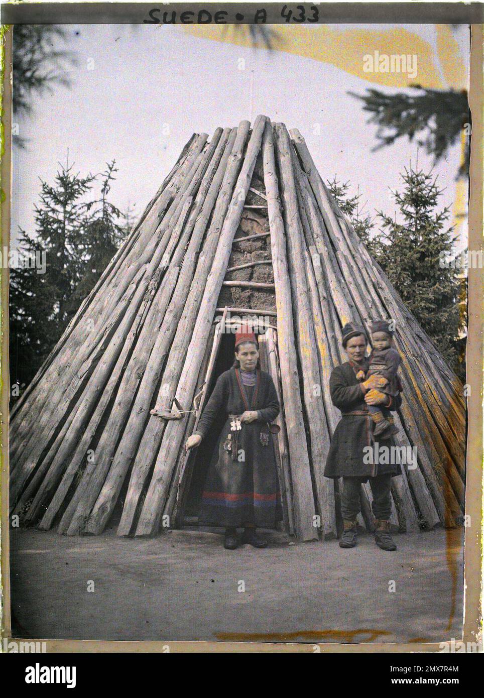 Stockholm, Suède famille en face d'un habitat traditionnel de Laponie dans le musée de plein air de Skansen , 1910 - Voyage d'Albert Kahn et Auguste Léon en Scandinavie - (9 août - 14 septembre) Banque D'Images