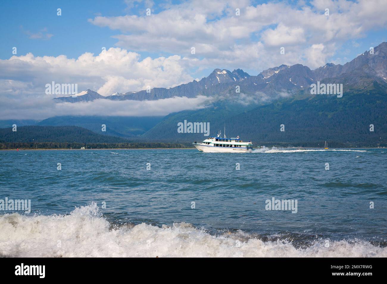 Faites des croisières en bateau dans Resurrection Bay, près de Seward Alaska, au cours d'un après-midi ensoleillé Banque D'Images