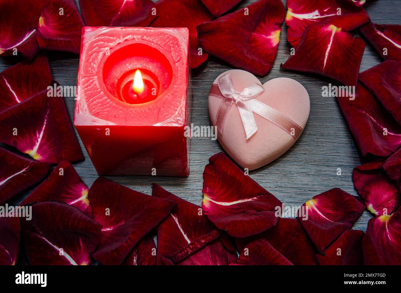 bougie, rose pétale rouge avec boîte cadeau sur table. contexte du concept de la saint-valentin Banque D'Images