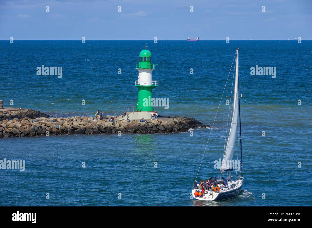 Atmosphère maritime autour de la lumière brise-lames sur le brise-lames ouest de Rostock-Warnemunde, Mecklembourg-Poméranie occidentale, Allemagne, Europe. Banque D'Images