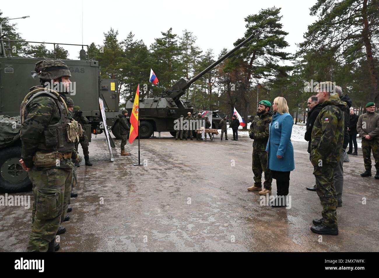 Adazi, Lettonie. 02nd févr. 2023. La ministre tchèque de la Défense, Jana Cernochova, en bleu, le chef d'état-major Karel Rehka, à droite, et quelques législateurs ont visité les 60 membres de l'unité technique militaire tchèque de la base d'Adazi déployée dans le cadre de la PFE (présence avancée renforcée), à 2 février 2023, à Adazi, en Lettonie. Sur la photo Cernochova et Rehka inspecter un équipement de soldats alliés. Crédit: Karel Capek/CTK photo/Alay Live News Banque D'Images
