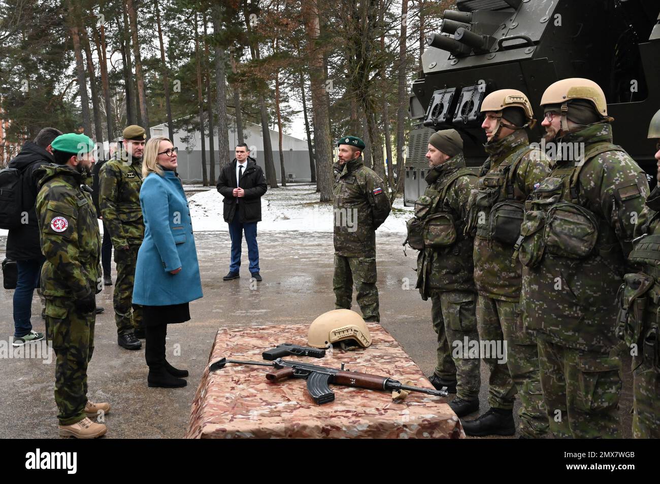 Adazi, Lettonie. 02nd févr. 2023. La ministre tchèque de la Défense, Jana Cernochova, en bleu, le chef d'état-major Karel Rehka, derrière elle à gauche, et quelques législateurs ont visité les 60 membres de l'unité technique militaire tchèque de la base d'Adazi déployée dans le cadre de l'EFP (présence avancée renforcée), à 2 février 2023, à Adazi, en Lettonie. Sur la photo Cernochova et Rehka inspecter un équipement de soldats slovaques. Crédit: Karel Capek/CTK photo/Alay Live News Banque D'Images