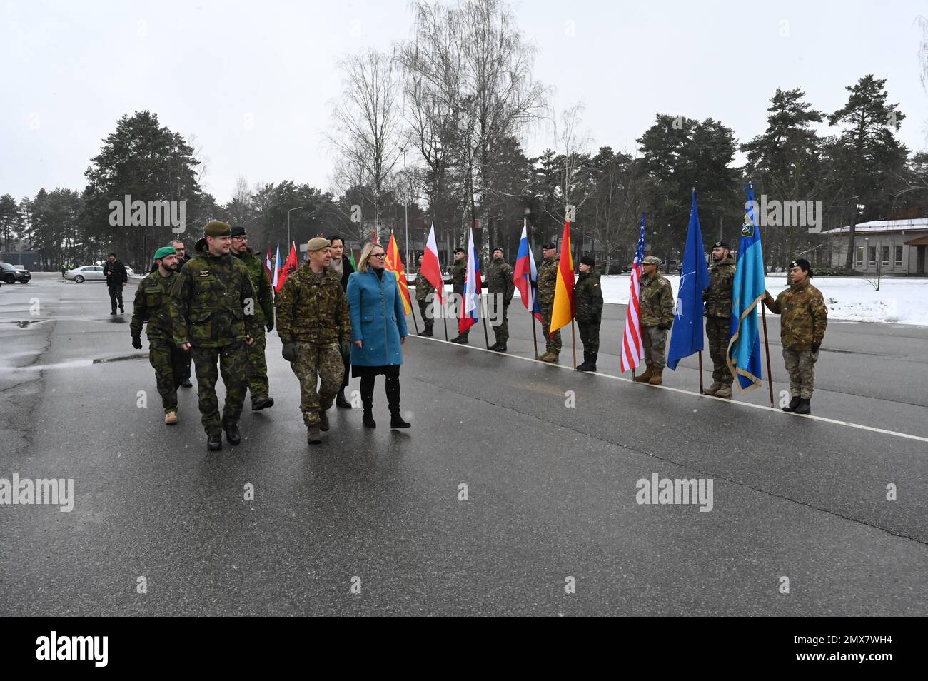 Adazi, Lettonie. 02nd févr. 2023. La ministre tchèque de la Défense, Jana Cernochova, en bleu, le chef d'état-major Karel Rehka, avant gauche, et quelques législateurs ont visité les 60 membres de l'unité technique militaire tchèque de la base d'Adazi déployée dans le cadre de la PFE (présence avancée renforcée), à 2 février 2023, à Adazi, en Lettonie. Au centre de la photo se trouve Sandris Gaugers, commandant de la Brigade d'infanterie mécanisée des Forces terrestres. Crédit: Karel Capek/CTK photo/Alay Live News Banque D'Images