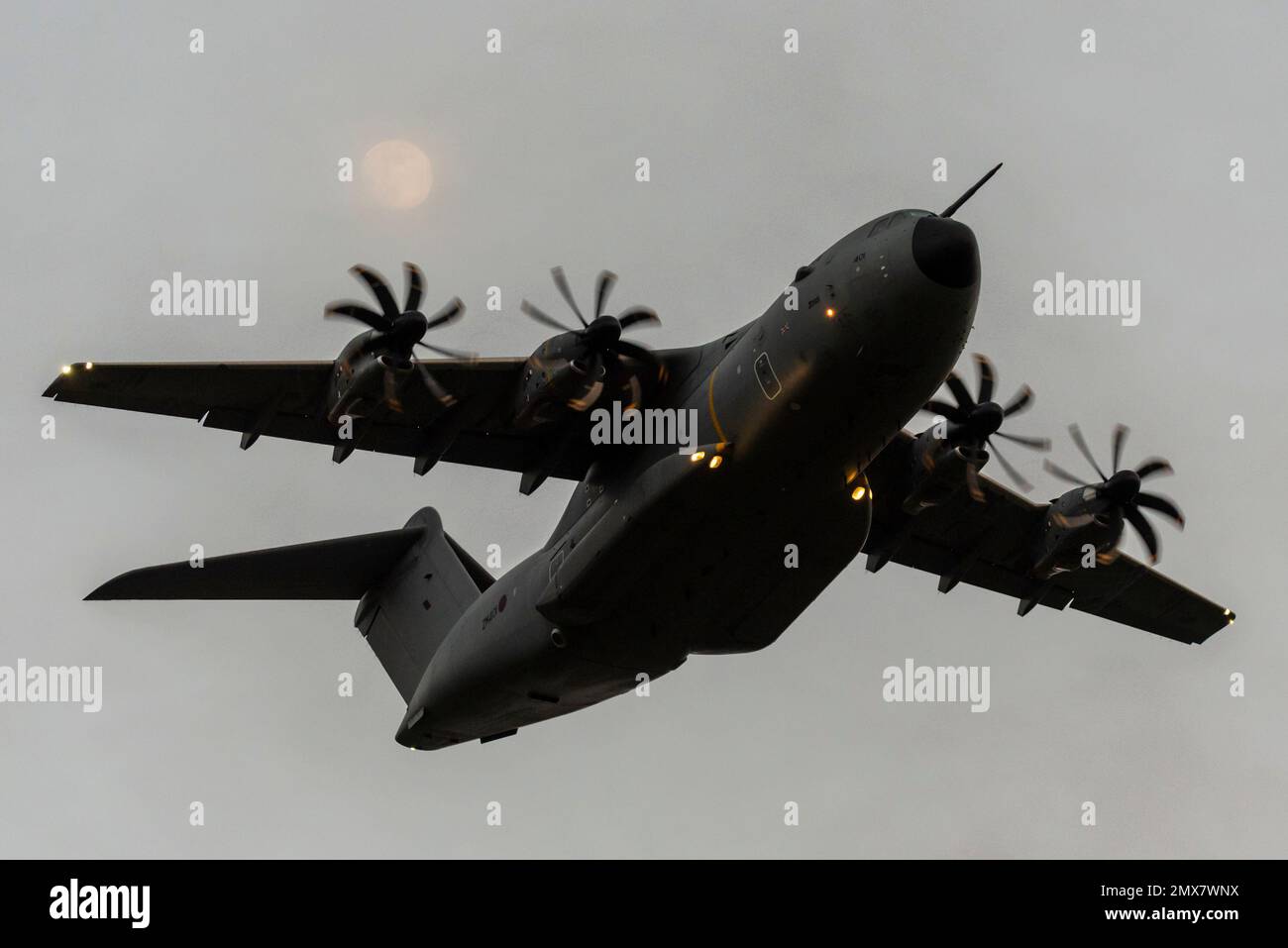 Aéroport de Londres Southend, Southend on Sea, Essex, Royaume-Uni. 2nd févr. 2023. Un avion de transport Royal Air Force Airbus A400M Atlas, série ZM401, a fait deux «approches de mer» à l'aéroport au crépuscule, passant sous la lune. Une approche manquée permet à l'équipage de s'exercer aux procédures d'atterrissage avant de se tirer et de voler au-dessus de la piste à bas niveau. L'aéroport de Londres Southend est actuellement dépourvu de vols de ligne ayant perdu à la fois easyJet et Ryanair ces dernières années, avec seulement easyJet prévu en 2023 Banque D'Images