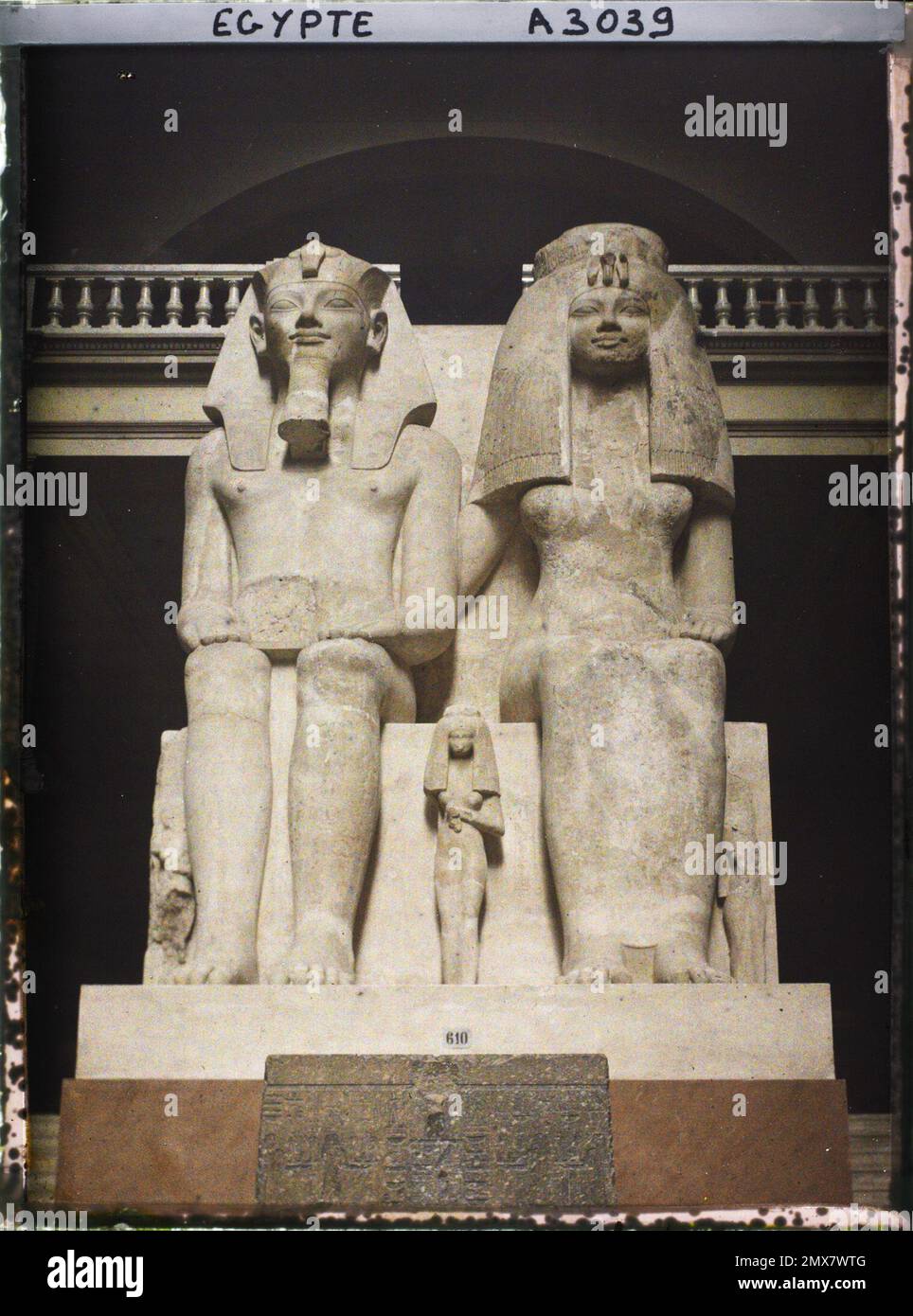 Le Caire, l'Egypte, l'Afrique Statue d'Amenophis III et Tiyi au Musée Egyptien , 1914 - Egypte - Auguste Léon - (janvier - février) Banque D'Images