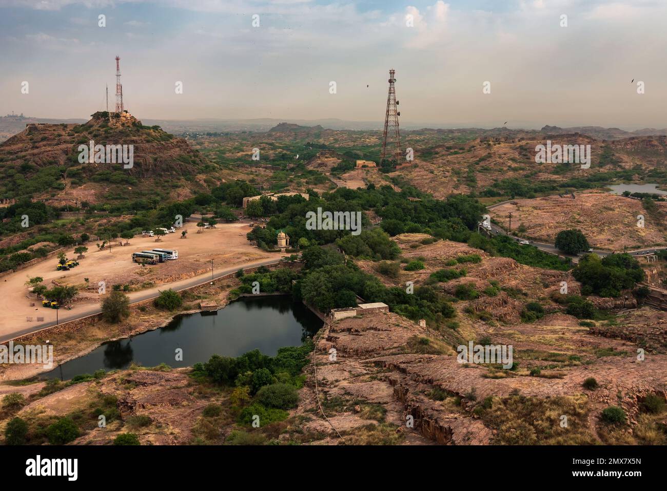 Vue de dessus de la ville de Jodhpur avec parking, tours mobiles et lac d'eau à côté de Mehrangarh fort, jodhpur, Rajasthan, Inde. Fond de ciel bleu. Banque D'Images