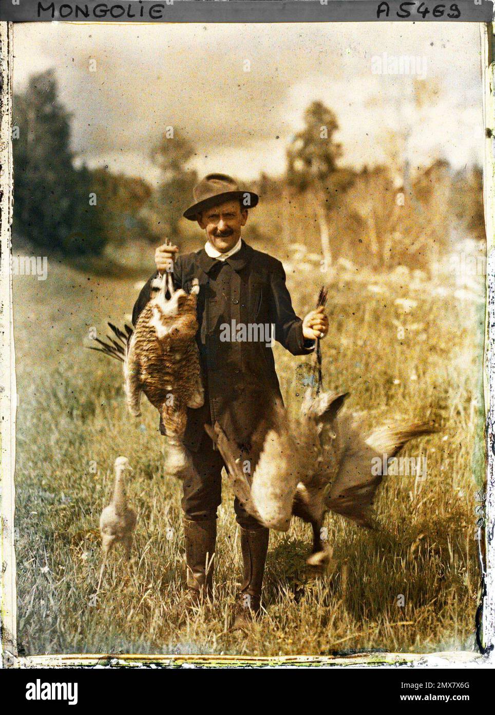 Entre Kiakhta et Orga, Transbaïkalie, Mongolie l'opérateur Stéphane Paset présentant le produit de sa chasse , 1913 - Mongolie - Stéphane Passet - (6-25 juillet) Banque D'Images