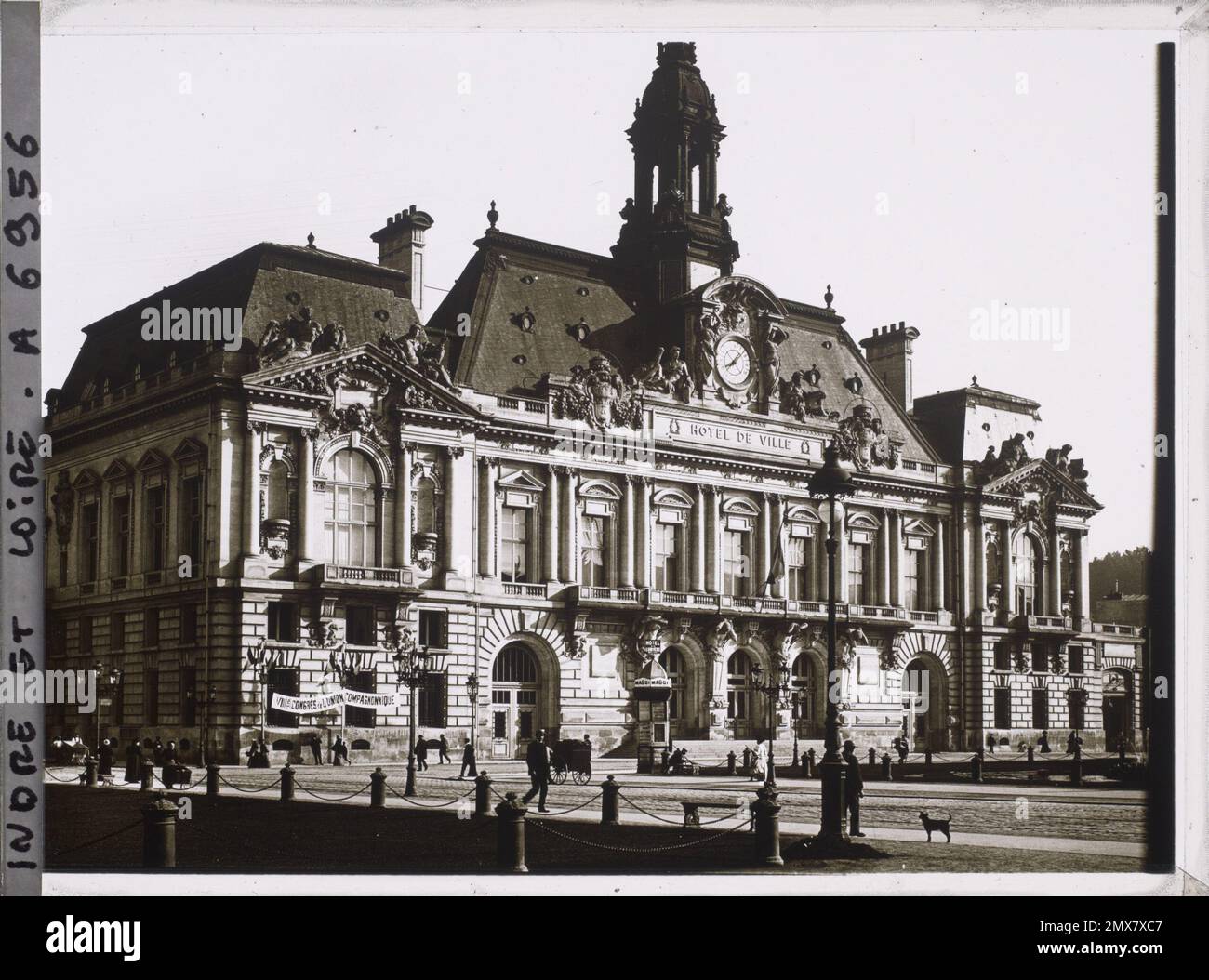 Tours, France la mairie, sur la place Jean Jaurès , 1909 - Centre de France  - Auguste Léon - (juin Photo Stock - Alamy
