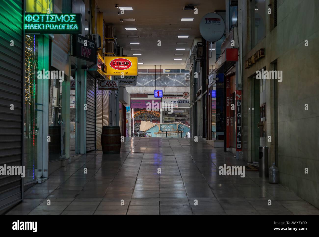 Une photo d'une galerie commerciale à Athènes avec des boutiques. Banque D'Images