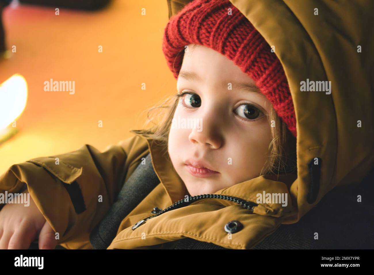Un jeune garçon blanc de race blanche portant des vêtements d'hiver épais regardant directement l'appareil photo Banque D'Images