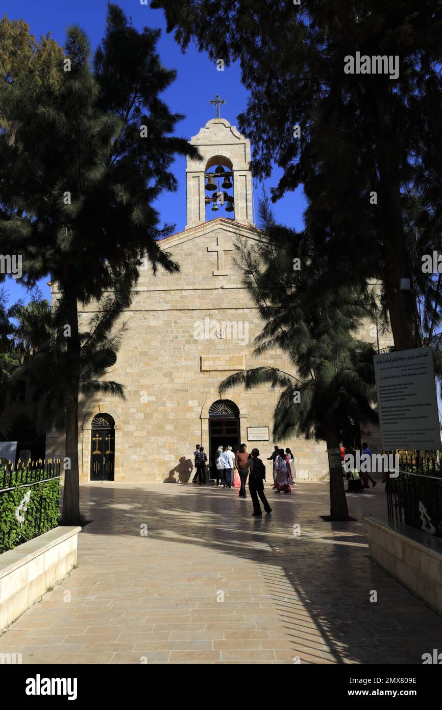 Extérieur de la basilique orthodoxe grecque de la ville de Saint George Madaba, Jordanie, Moyen-Orient Accueil de la carte en mosaïque de Madaba Banque D'Images