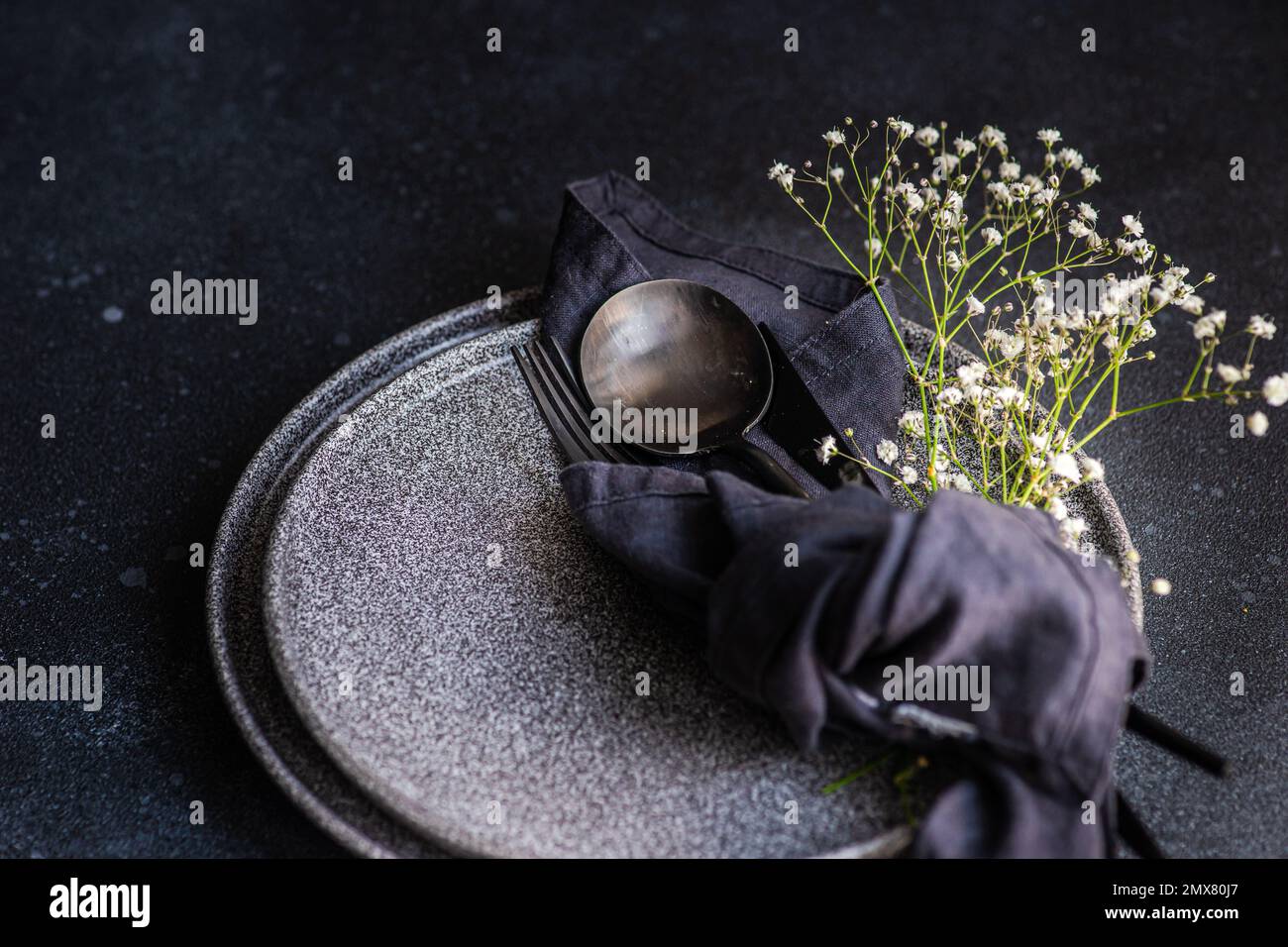 Table d'été rustique avec assiette et couverts décorés d'un coussin pour la respiration de bébé Banque D'Images