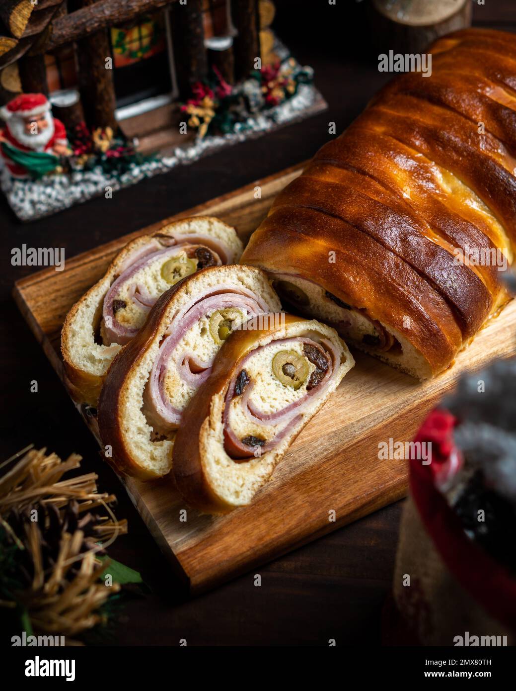 Vue de dessus délicieux jambon cuit et pain d'olive servi dans la boulangerie sur la planche à découper placée sur la table Banque D'Images