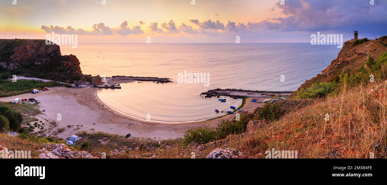 Paysage côtier - vue de dessus du lever du soleil dans le La crique de Bolata sur la côte de la mer Noire en Bulgarie Banque D'Images