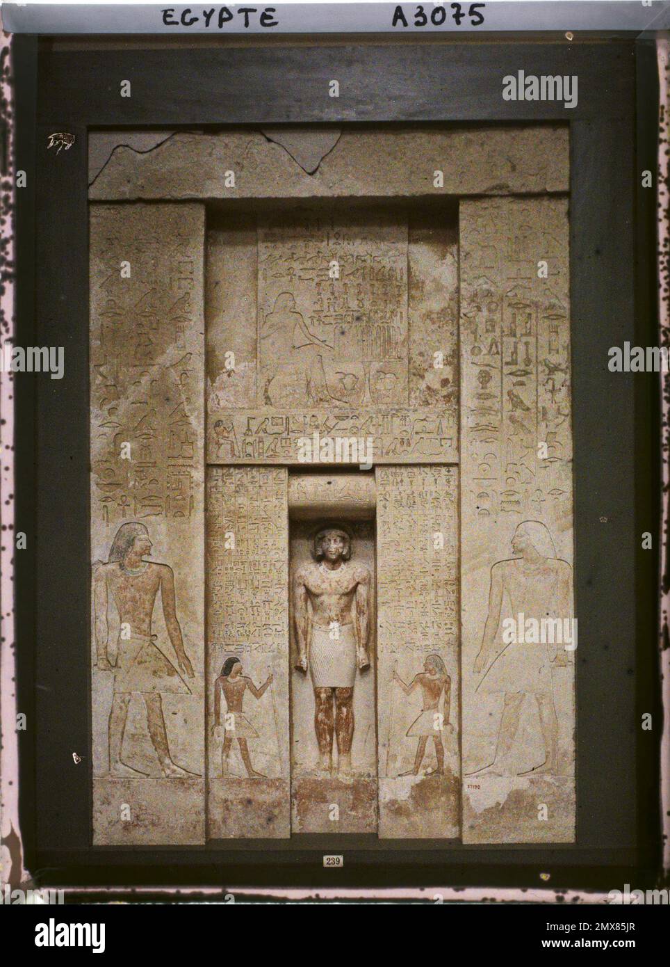 Le Caire, l'Egypte, l'Afrique stèle d'iteti entouré par ses deux fils au musée égyptien , 1914 - Egypte - Auguste Léon - (janvier - février) Banque D'Images