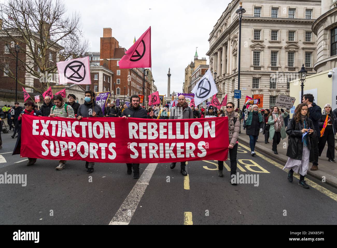 La rébellion d'extinction soutient la bannière des grévistes, les enseignants et les fonctionnaires se joignent à la grève de masse sur le «walkout mercredi», Londres, Royaume-Uni. 01/02/2023 Banque D'Images