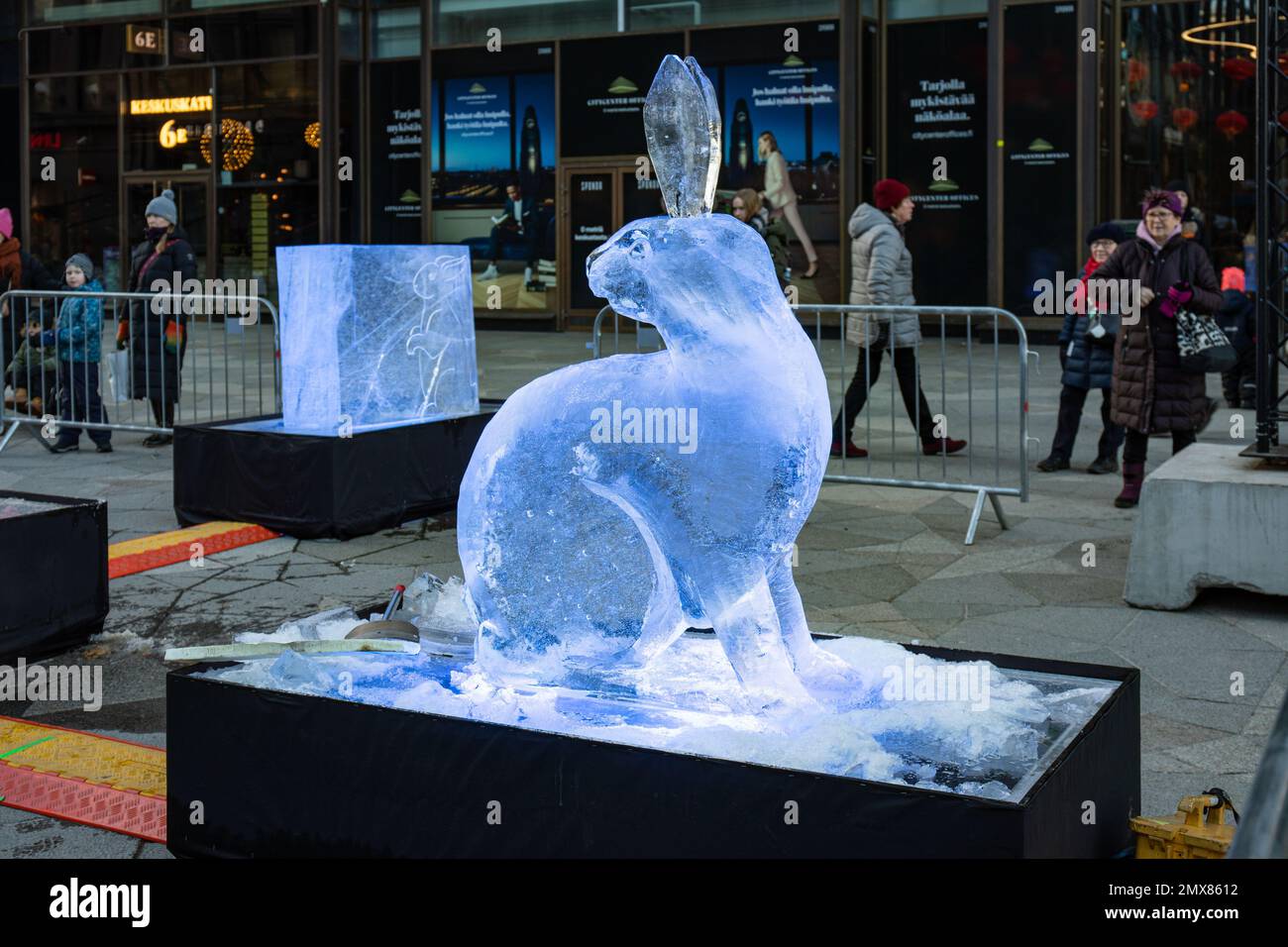 Sculpture sur glace d'un lapin sur le nouvel an chinois à Helsinki, Finlande. Banque D'Images