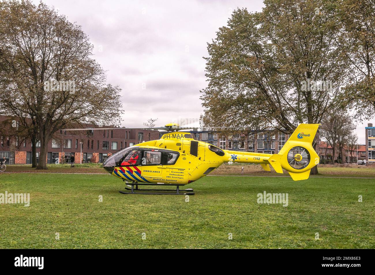Un hélicoptère de traumatologie ANWB hollandais a atterri sur un terrain d'herbe Banque D'Images