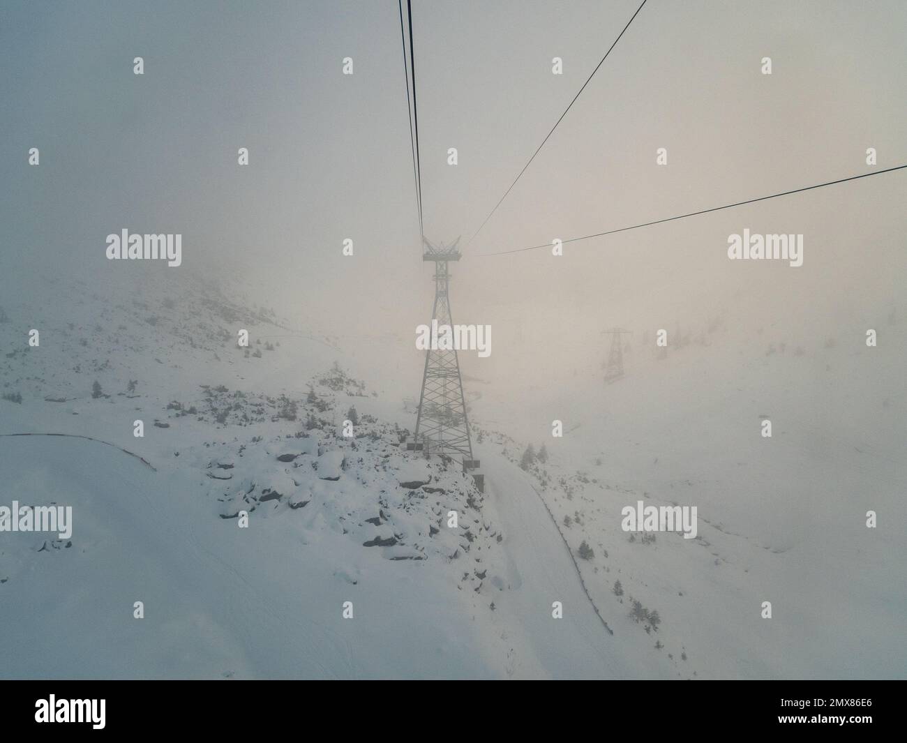 neige couvrait les montagnes en hiver dans un point de brouillard, fagaras montagnes de près du lac balea, roumanie Banque D'Images