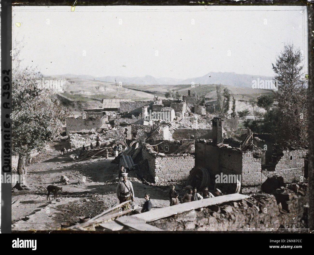 DERE Misseli', entouré par Melnik, Bulgarie décombres du village incendié par les Grecs pendant la seconde guerre des Balkans , 1913 - Balkans, Grèce, Bulgarie - Stéphane Passet - (30 août -21 octobre) Banque D'Images