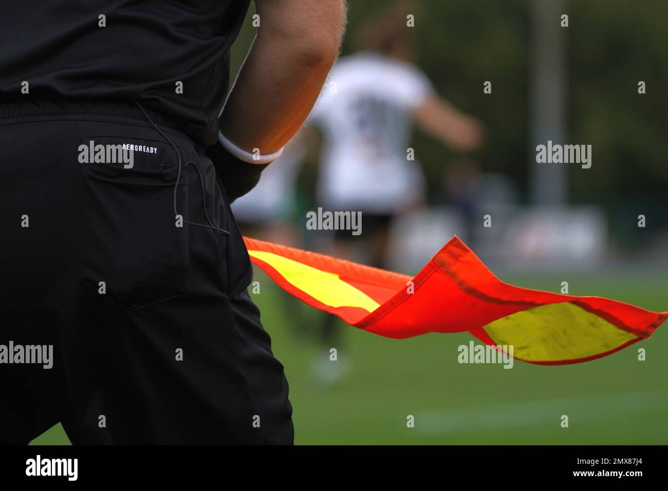 Drapeaux Arbitre Football – 2 Pièces, Tige Métal Rotative, Rouge/Jaune Haute Visibilité, Sac Inclus