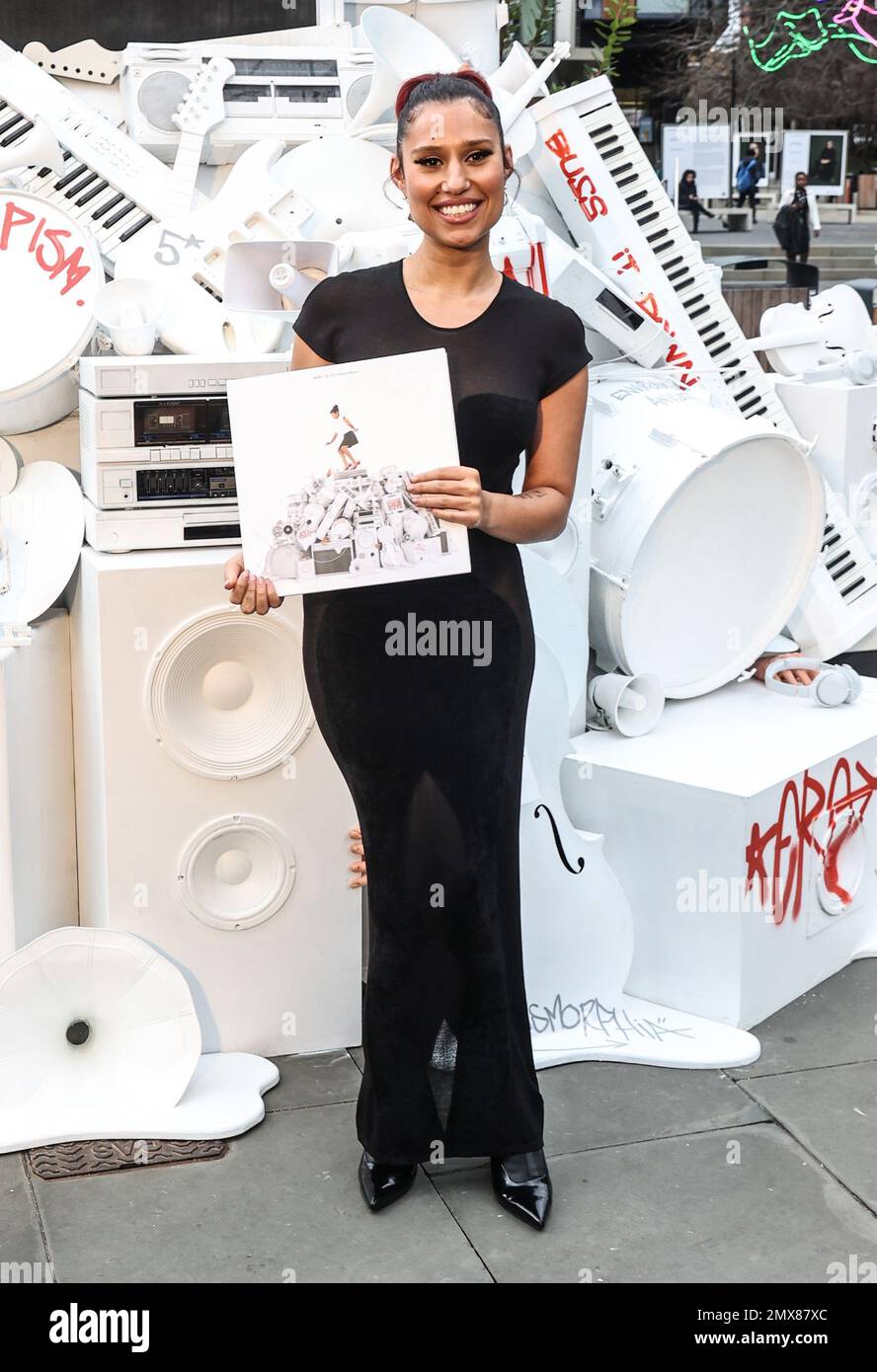 Londres, Royaume-Uni. 02nd févr. 2023. La chanteuse britannique Raye assiste à un photocall à Londres pour fêter la sortie de son premier album studio « My 21st Century Blues ». Crédit : SOPA Images Limited/Alamy Live News Banque D'Images