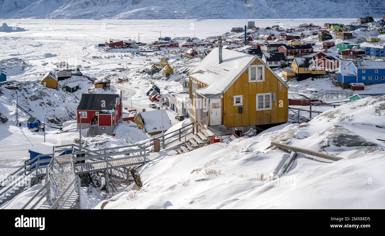 Maisons colorées accrochant sur le flanc de la montagne à Uummannaq dans l'ouest du Groenland Banque D'Images