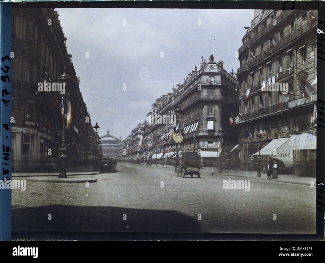 Paris (ier-iie-IIe arr.), France sur l'avenue de l'Opéra à la suite des Festivals de la victoire de 13 juillet et 14, 1919 , Banque D'Images