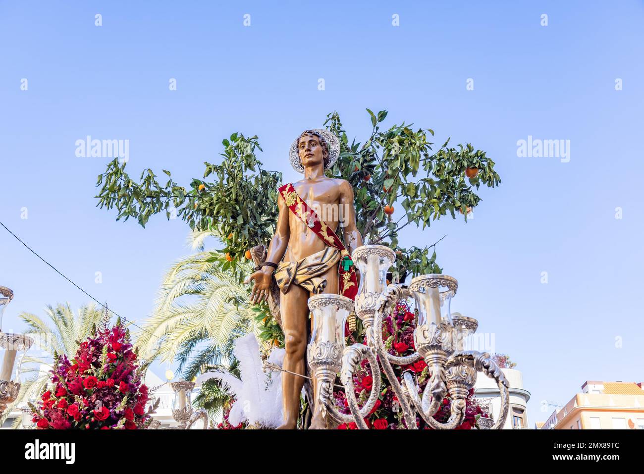 Trône ou plate-forme de l'odepa de Saint Sébastien (Saint Sébastien) en procession à travers les rues de la ville de Huelva Banque D'Images