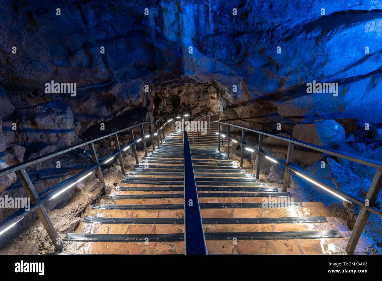 Un escalier illuminé à l'intérieur de la grotte de Gauges à Cheddar dans le Somerset Banque D'Images