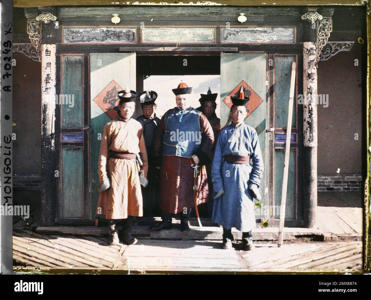 Ourga, Mongolie Hermann Consten (?) En compagnie d'officiers ou de fonctionnaires à l'entrée d'un palais , 1913 - Mongolie - Stéphane Passet - (6-25 juillet) Banque D'Images