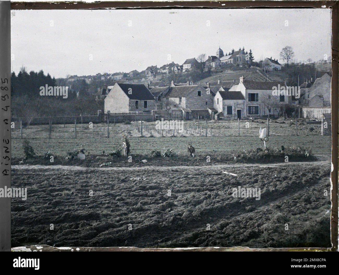 Mont-Saint-Père, Aisne, France tombes de 25 soldats français, 2 femmes et 1 enfants tués sur 3 septembre 1914 , 1914-1915 - zones dévastées, au nord et à l'est de la France - Jean Brunhes, Auguste Léon et Georges Chevalier - (décembre 1914 - avril 1915) Banque D'Images