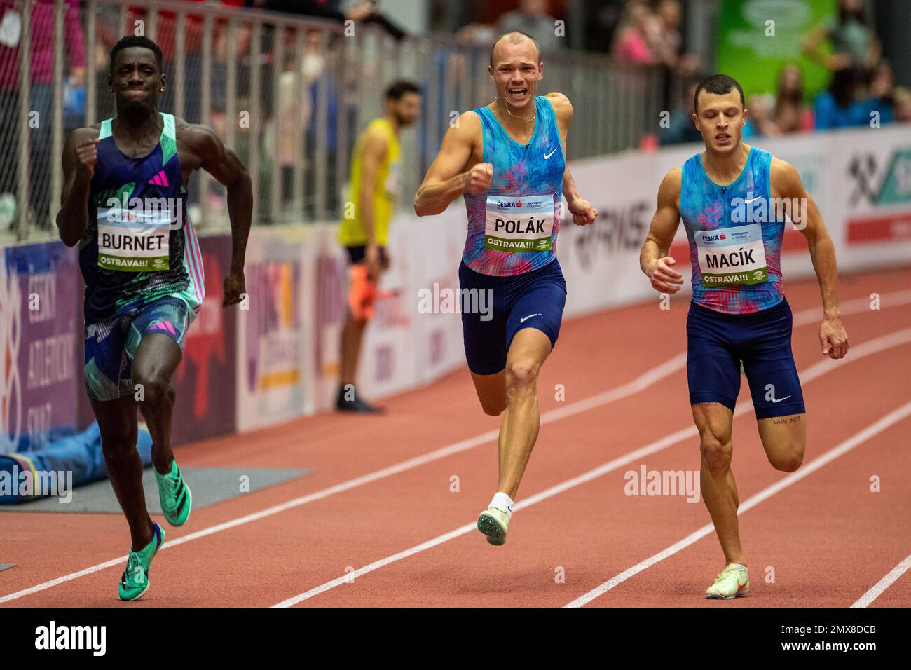 Ostrava, République tchèque. 02nd févr. 2023. L-R Taymir Burnett fron Netherlands, Jiri Polak de la République tchèque et Ondrej Macik de la République tchèque participent à la course masculine de 200 mètres lors de la réunion d'athlétisme du Gala intérieur tchèque de la catégorie argent du World Indoor Tour, sur 2 février 2023, à Ostrava, en République tchèque. Crédit : Vladimir Prycek/CTK photo/Alay Live News Banque D'Images
