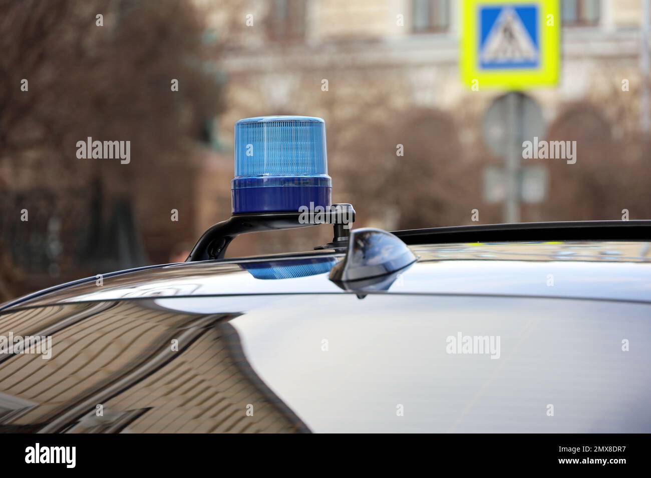 Le voyant clignote en bleu sur une voiture gouvernementale dans une rue de la ville. Concept des pouvoirs, des avantages et des privilèges des fonctionnaires Banque D'Images