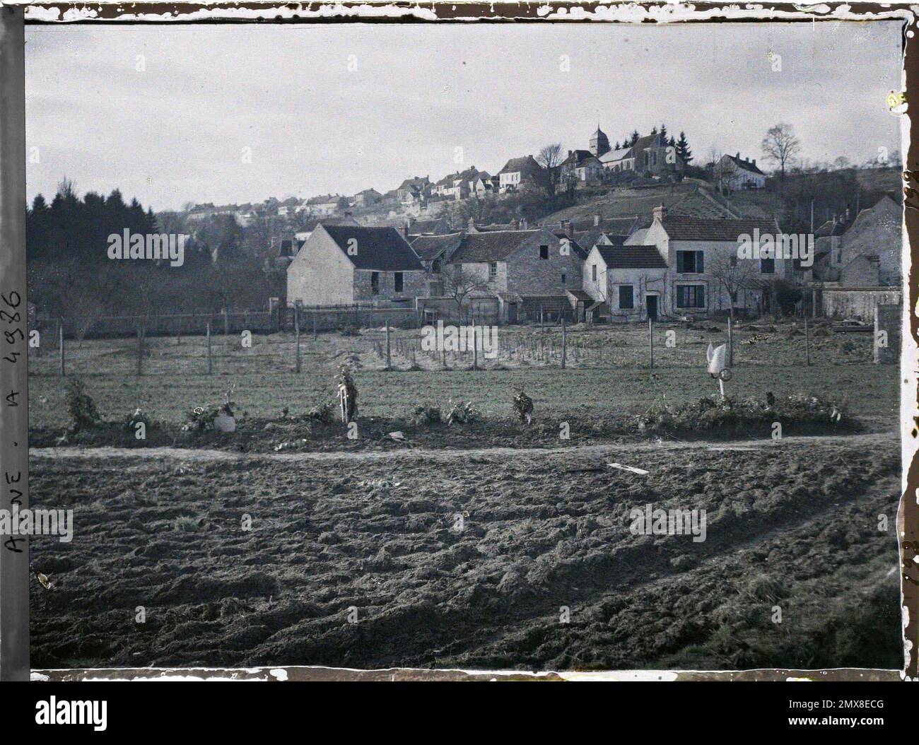 Mont-Saint-Père, Aisne, France tombes de 25 soldats français, 2 femmes et 1 enfants tués sur 3 septembre 1914 , 1914-1915 - zones dévastées, au nord et à l'est de la France - Jean Brunhes, Auguste Léon et Georges Chevalier - (décembre 1914 - avril 1915) Banque D'Images