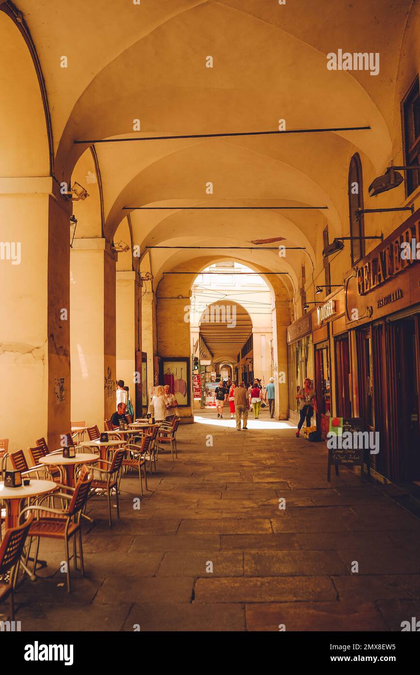 Rue avec de beaux bâtiments dans la ville de Turin dans la région Piémont en Italie Banque D'Images