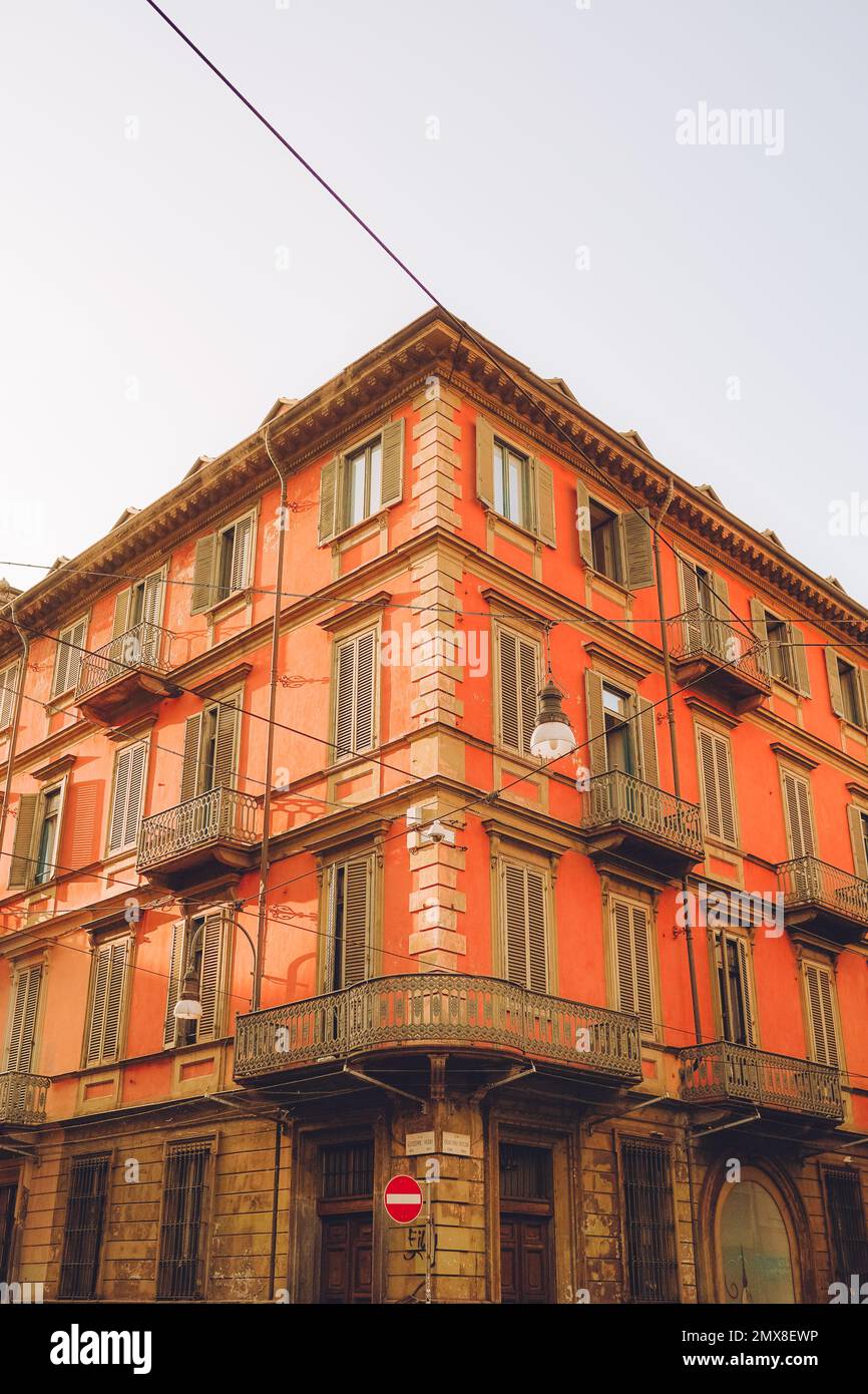 Rue avec de beaux bâtiments dans la ville de Turin dans la région Piémont en Italie Banque D'Images