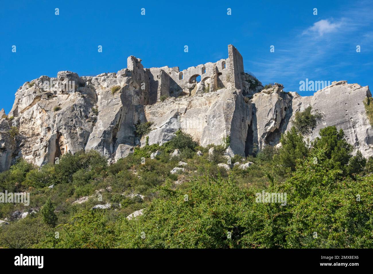 France, les Baux--de-Provence, ruines du château sur l'escarpement Banque D'Images