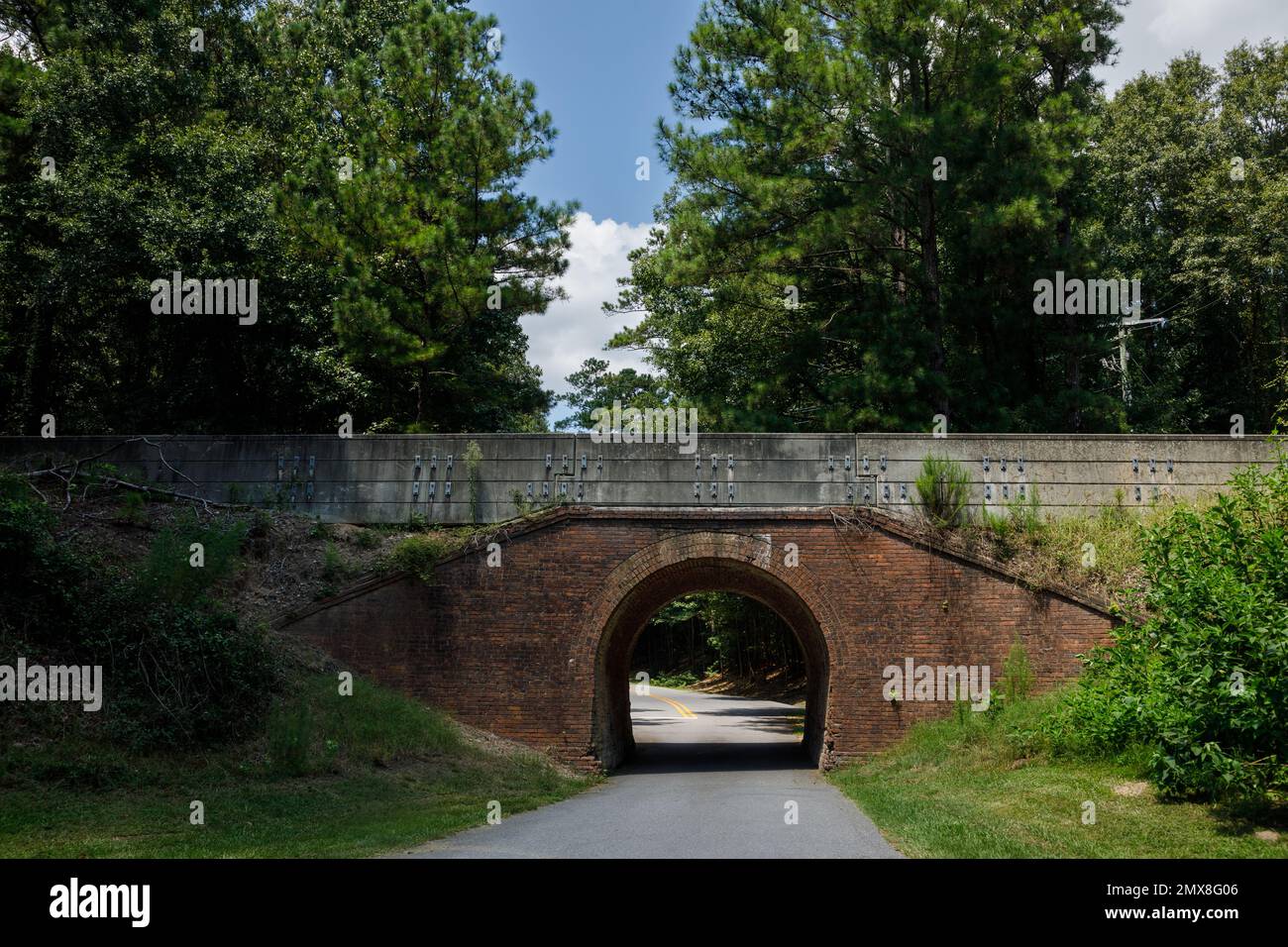 Pont de chemin de fer historique en briques au parc historique national d'Ocmulgee Mounds, Macon, Géorgie, États-Unis. Banque D'Images