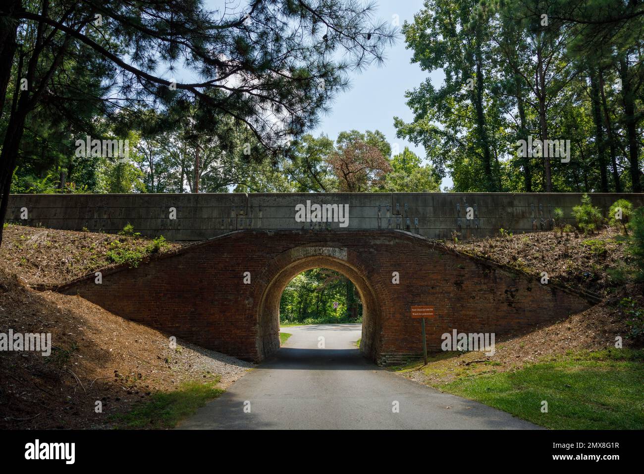 Vue de l'ancien pont de chemin de fer en briques et tunnel au parc historique national d'Ocmulgee Mounds à Macon, Géorgie, États-Unis. Banque D'Images