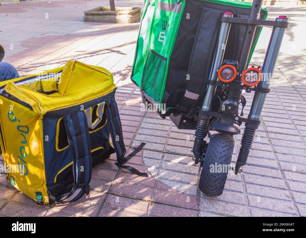 Caceres, Espagne - 19th janvier 2021: Livraison de sacs à dos et de trottinettes électriques. Fond urbain Banque D'Images