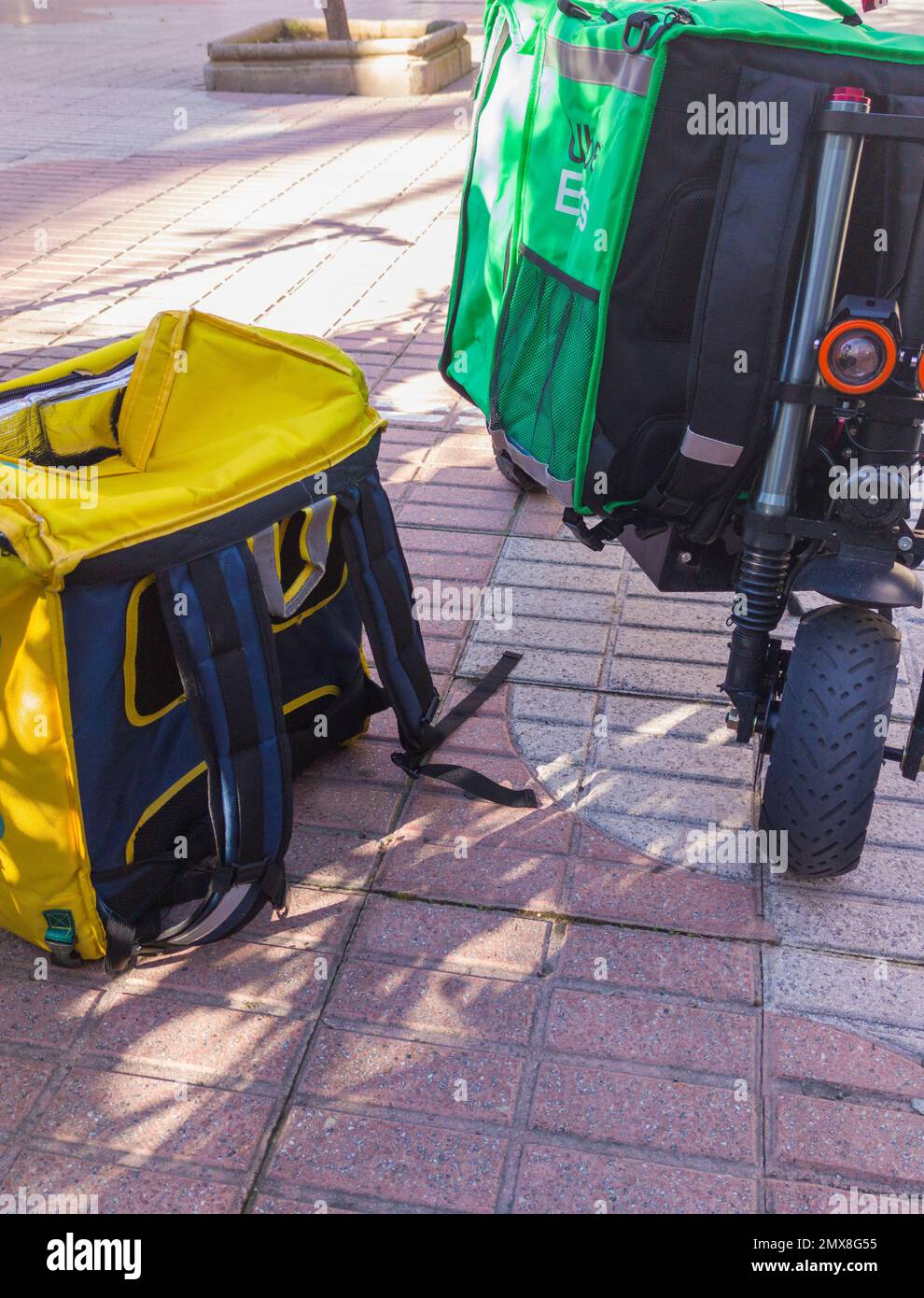 Caceres, Espagne - 19th janvier 2021: Livraison de sacs à dos et de trottinettes électriques. Fond urbain Banque D'Images