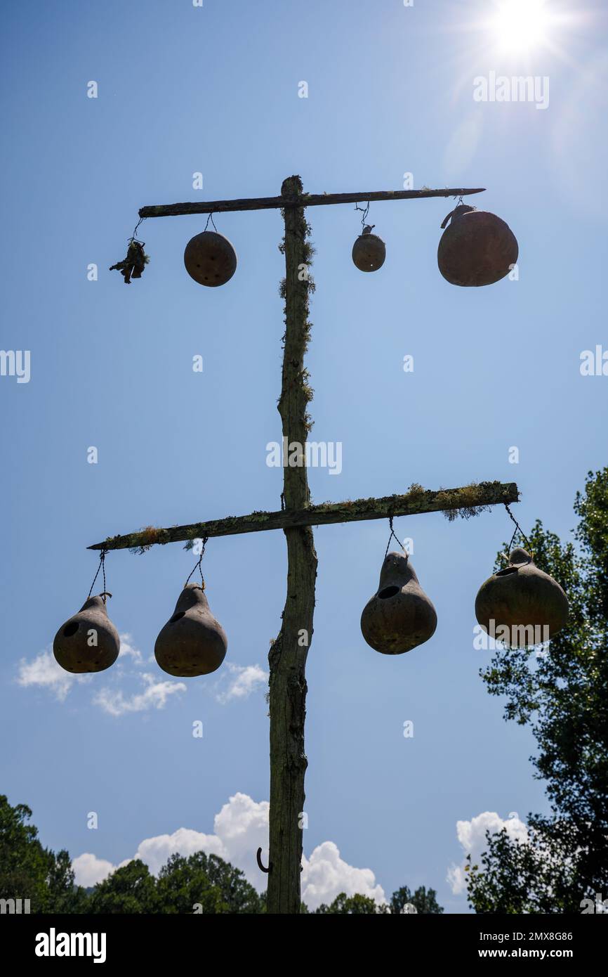Nichoirs traditionnels suspendus à un poteau en bois au parc historique national d'Ocmulgee Mounds, Macon, Géorgie, États-Unis. Banque D'Images