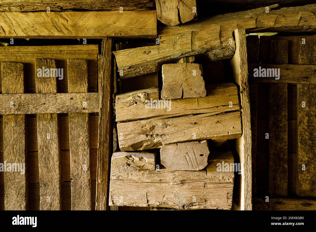 Détail de menuiseries en bois taillées à la main dans une cabane historique le long du Roaring Fork Motor nature Trail, parc national des Great Smoky Mountains, Tennessee, États-Unis. Banque D'Images