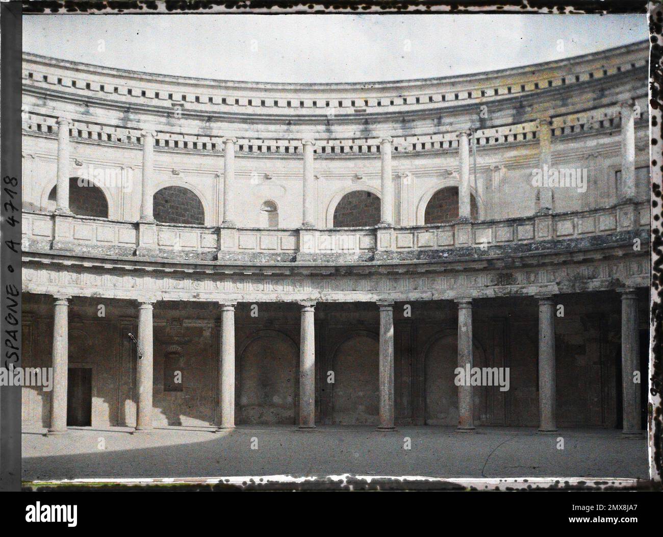 Grenade, Espagne Alhambra: Cour du Palais Charles Quint , 1914 - Espagne - Auguste Léon - (15 juin -4 juillet) Banque D'Images